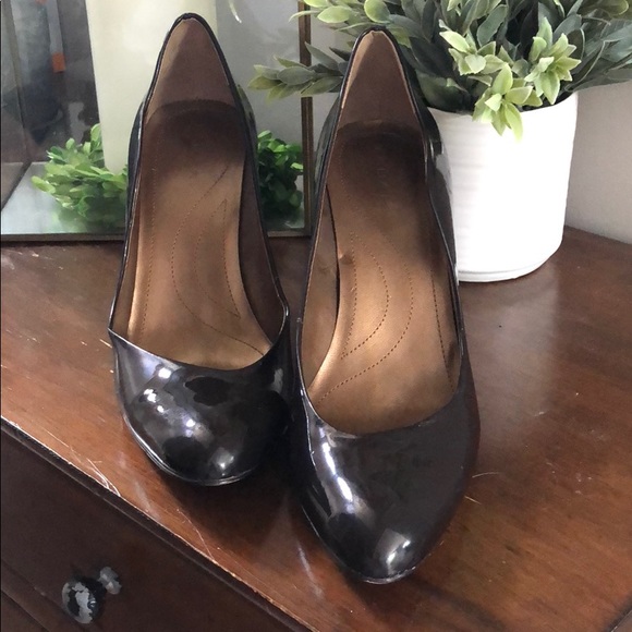 Tahari Chocolate Patent Leather Heels - Picture 3 of 3